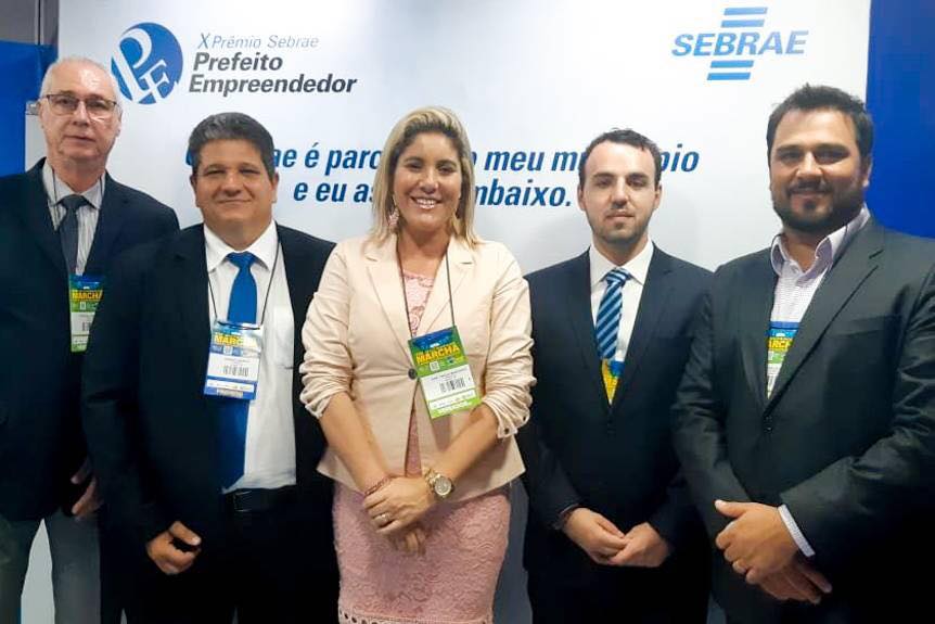 O prefeito Marcão Marchi, enquanto participava da 22ª Marcha dos Prefeitos à Brasília, foi surpreendido pelos membros do Sebrae Nacional. As conquistas de Itupeva, são frutos da parceria entre Prefeitura, a Sebrae e com a Associação Comercial e Industrial (ACE), sendo exemplos para o Brasil. Ao lado do assistente de Indústria, Comércio e Desenvolvimento Econômico, Pedro Neto, o prefeito relembrou as coisas que já foram feitas em Itupeva através de uma entrevista, que estará nas redes sociais do Sebrae. Antes da inauguração da Sala do Empreendedor, serviços como emissão de alvará de funcionamento para Microempreendedor Individual (MEI) levavam em média 45 dias para liberação. Agora são apenas cinco. Além disso, só em 2018 foram realizadas 449 aberturas de MEI, tendo a taxa de crescimento acima de 160%, comparado ao período antes do funcionamento do local. Também mais de 30 pessoas tiveram o crédito concedido nos últimos dois anos pelo Banco do Povo em 2018, enquanto em 2016 foram apenas 21. O crescimento foi de 113,3%. “Desde o começo da gestão demos atenção para a questão dos microempreendedores de Itupeva, com cursos gratuitos, orientação, palestras e com a criação da Sala do Empreendedor, que dá todo suporte para os itupevenses”, comentou o prefeito Marcão Marchi.