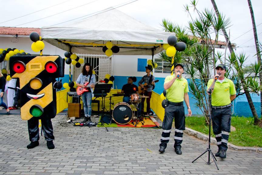 Ação do Maio Amarelo tem show musical feito pela Blitz Educativa