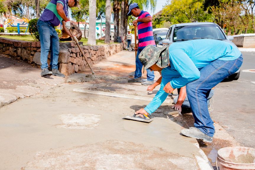 Prefeitura realiza manutenção de calçamento em torno da Praça da Paz