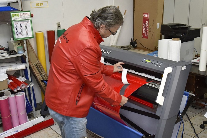 Placas de sinalização ganham tecnologia para favorecer segurança viária