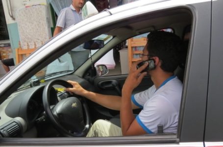 Uso de celular com cabeça inclinada pode causar lesão na cervical