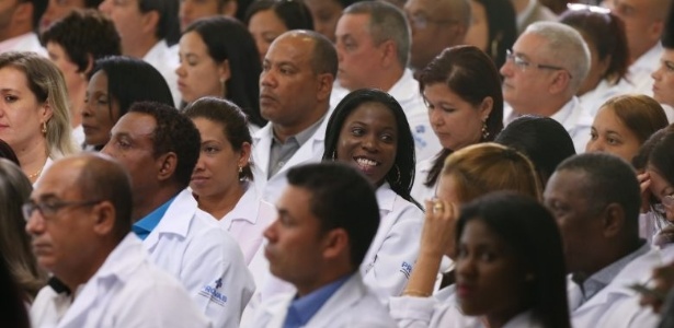 Governo regulamenta concessão de residência a médicos cubanos