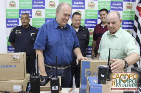 Prefeito de Campo Limpo paulista entrega novos equipamentos à Guarda Municipal