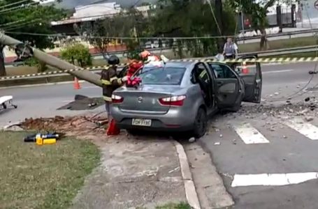 Homem fica preso às ferragens depois de bater carro em poste em avenida de Jundiaí