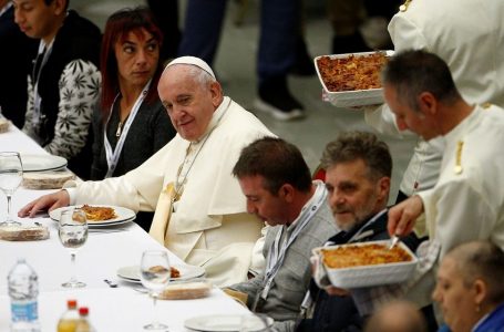 PAPA FRANCISCO ALMOÇA COM 1,5 MIL MORADORES DE RUA