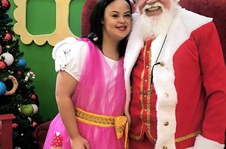 Papai Noel que se comunica por Libras e assistente de Noel com síndrome de Down levam inclusão e representatividade ao Colinas Shopping