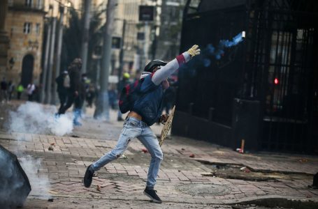 Bogotá passa por madrugada de limpeza e reparos após protestos