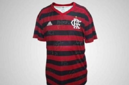 Camisa oficial do Flamengo autografada está em leilão para o Hospital Cruz Verde