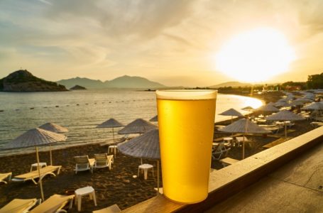 Gelada por mais tempo e qual é o estilo mais indicado: descubra dicas cervejeiras para o verão