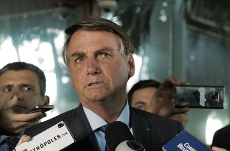 Bolsonaro determina criação de conselho para ações na Amazônia