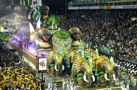 Passarela do Samba em São Paulo recebe sete escolas na primeira noite