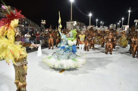 Mais de duas mil pessoas prestigiam início do desfile do Grupo Especial em Jundiaí