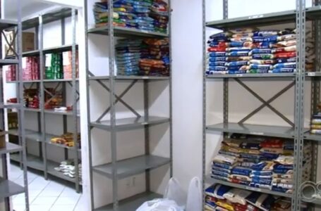 PMs e servidores do Fundo Social de Solidariedade se unem para doar alimentos para famílias carentes