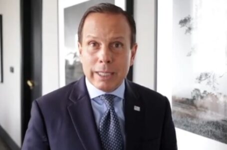 Governador João Doria pratica ato inconstitucional ao mandar expulsar, com o uso de força, um senador da República de um evento público