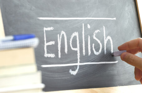 Escola de idiomas disponibiliza cursos de inglês online gratuitos