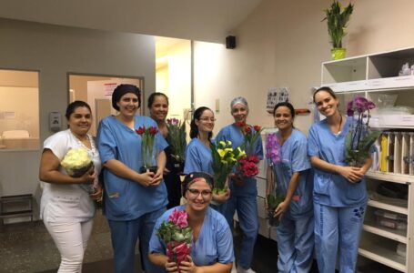 Produtores de flores homenageiam funcionários do Hospital de Clínicas da Unicamp