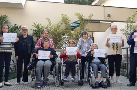 Idosos homenageiam profissionais da saúde com foto e cartas