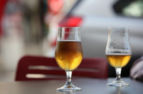 Descubra como preparar uma sessão de degustação de cervejas em casa