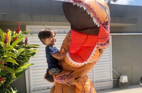 Na linha de frente contra o covid-19, médico se fantasia de dinossauro para abraçar filho no litoral de SP