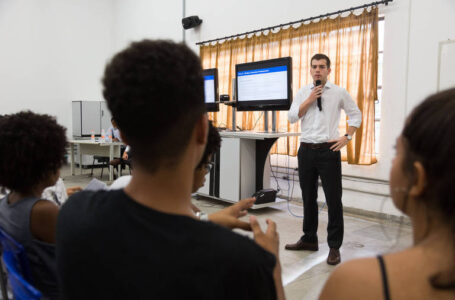 Alunos da rede pública em SP recebem doação de 200 laptops e tablets