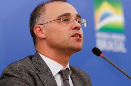 Ministro pede abertura de inquérito para apurar ofensa a Bolsonaro