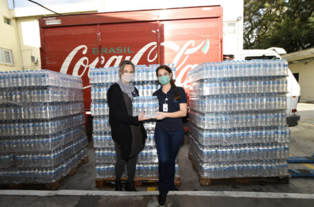 Coca-Cola FEMSA doa 25 mil garrafas de água para combate à COVID-19 em Jundiaí