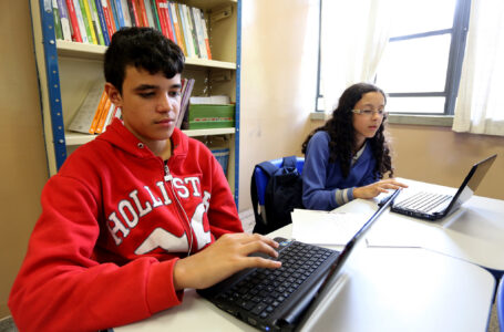 Feira de profissões online promovida por escola auxilia aluno na escolha da carreira