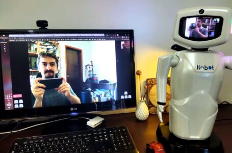 Vídeo chamada do Tinbot pode ajudar internados com Covid-19 a se comunicar com familiares