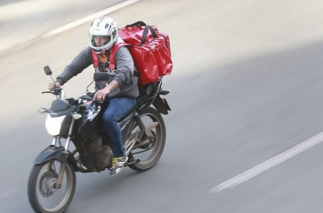 Justiça do Trabalho determina que Uber aumente proteção a entregadores