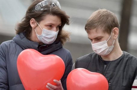 Sexo na pandemia: a máscara protege da Covid, mas beijar aumenta os riscos com novos parceiros