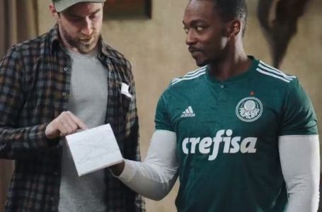 Anthony Mackie, o Falcão de ‘Vingadores’, aparece em foto usando camisa do Palmeiras