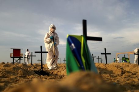 Queda na média móvel de mortes por Covid no Brasil deve ser vista com cautela; veja análise de especialistas