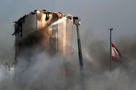 Incêndio no porto de Beirute, no Líbano, é extinto