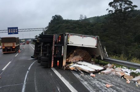 Caminhão tomba e interdita faixas da Bandeirantes em Jundiaí