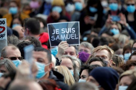 França fecha mesquita em Paris após decapitação de professor