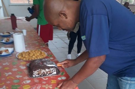 Morador de rua ganha bolo depois de contar a guardas que não lembrava última vez que tinha comemorado aniversário