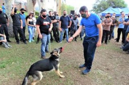 Agentes penitenciários participam de curso de adestramento de cães