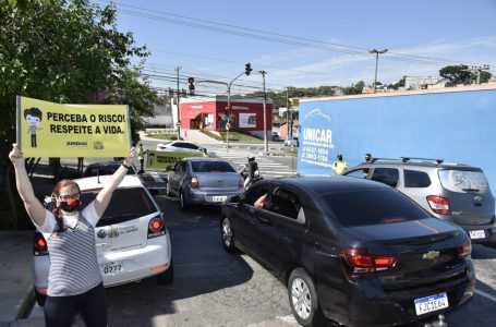 Campanha nos cruzamentos alerta sobre riscos no trânsito em Jundiaí