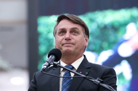 Bolsonaro diz em parecer que Ministério da Saúde não dá tratamento diferenciado entre a vacinas da China e de Oxford