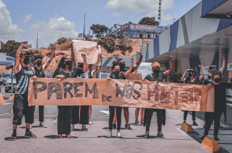 Manifestação pacífica no Carrefour de Jundiaí pede o fim do racismo