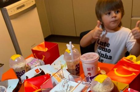 Menino de 3 anos faz pedido de R$ 400 no McDonald’s pelo celular da mãe