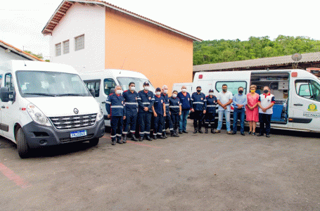 Setor de Ambulâncias: Prefeitura entrega novos uniformes e duas vans para transporte de pacientes para tratamento em outras cidades