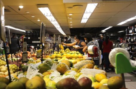 CNC: intenção de consumo das famílias volta a cair em abril