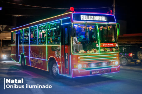 Tour pela cidade no Ônibus Iluminado é garantia de diversão durante o Natal