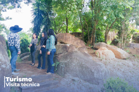 Equipe da Secretaria de Turismo visita empreendimento turístico da cidade