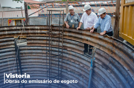 Prefeito e vice vistoriam obras do emissário de esgoto na margem esquerda do Rio Jundiaí